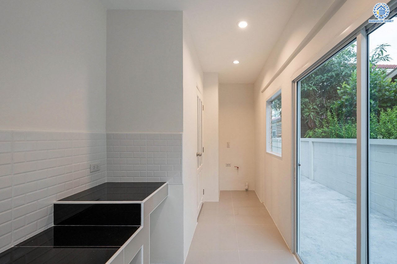 บ้านมือสองตกแต่งใหม่ โครงการ ชลลดา วัดลาดปลาดุก คุณภาพระดับ L&H บนเนื้อที่ 52.5 ตร.ว. พร้อมฟังก์ชัน 3 ห้องนอน 2 ห้องน้ำ จอดรถได้ 1 คัน บนทำเลศักยภาพ เพียง 15 นาทีถึงเซ็นทรัลเวสท์เกต ใกล้รถไฟฟ้าสายสีม่วง "สถานีคลองบางไผ่"